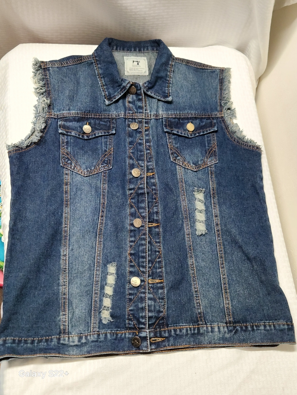 Fashion  Distressed Ripped Denim Vest Biker/Cowboy Vintage  Style Size  M .  C14